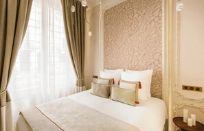 2 bedrooms, desk, iron/ironing board, free WiFi - JUST MOMENTS FROM THE ICONIC CHAMPS-ÉLYSÉES & AVENUE MONTAIGNE - 2 BEDROOM (Paris)