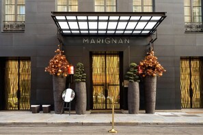 Exterior detail - JUST MOMENTS FROM THE ICONIC CHAMPS-ÉLYSÉES & AVENUE MONTAIGNE - 2 BEDROOM (Paris)