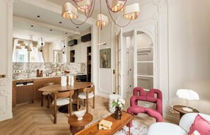 Dining - JUST MOMENTS FROM THE ICONIC CHAMPS-ÉLYSÉES & AVENUE MONTAIGNE - 2 BEDROOM (Paris)
