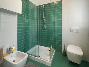 A bathroom with a shower, sink, and toilet. - Apartment La Terrazza (Cannero Riviera)