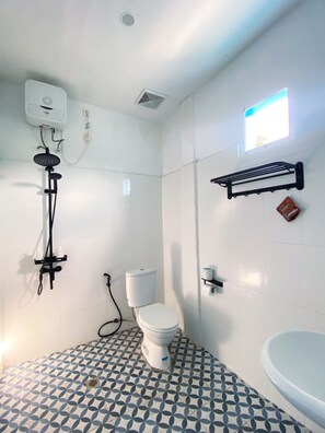 Superior Twin kamer | Badkamer | Een douche, handdoeken, zeep, shampoo