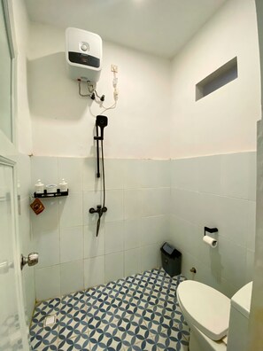 Superior Twin kamer | Badkamer | Een douche, handdoeken, zeep, shampoo