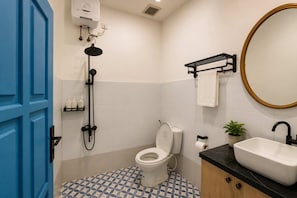 Deluxe Double Room, Non Smoking | Bathroom | Shower, towels, soap, shampoo - Bale Baba Uyun (Utan)
