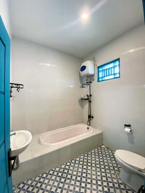 Deluxe tweepersoonskamer | Badkamer | Een douche, handdoeken, zeep, shampoo