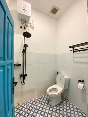 Deluxe tweepersoonskamer, niet-roken | Badkamer | Een douche, handdoeken, zeep, shampoo