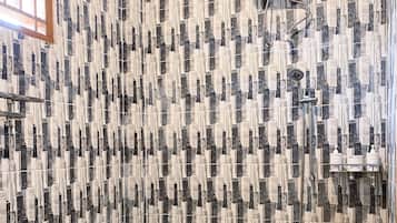 Superior driepersoonskamer | Badkamer | Een douche, handdoeken, zeep, shampoo