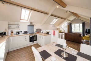 Mikroaaltouuni, uuni, liesi, astianpesukone