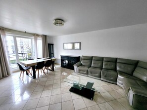 Living area - Porte de Paris - Sublime luxury apartment Charenton-le-Pont - 2 bedrooms (Charenton-le-Pont)