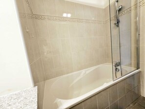 提供毛巾、廁紙