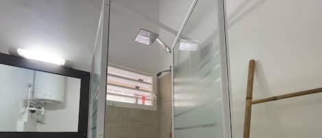 Douche, serviettes fournies, savon, papier toilette