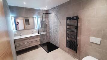 Shower, hair dryer, towels