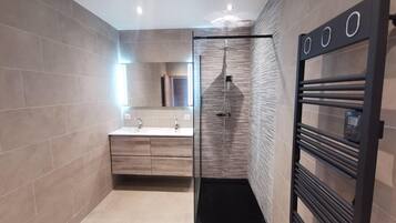 Doccia, asciugacapelli, asciugamani