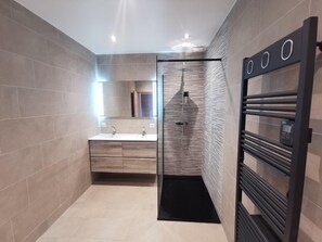 Shower, hair dryer, towels