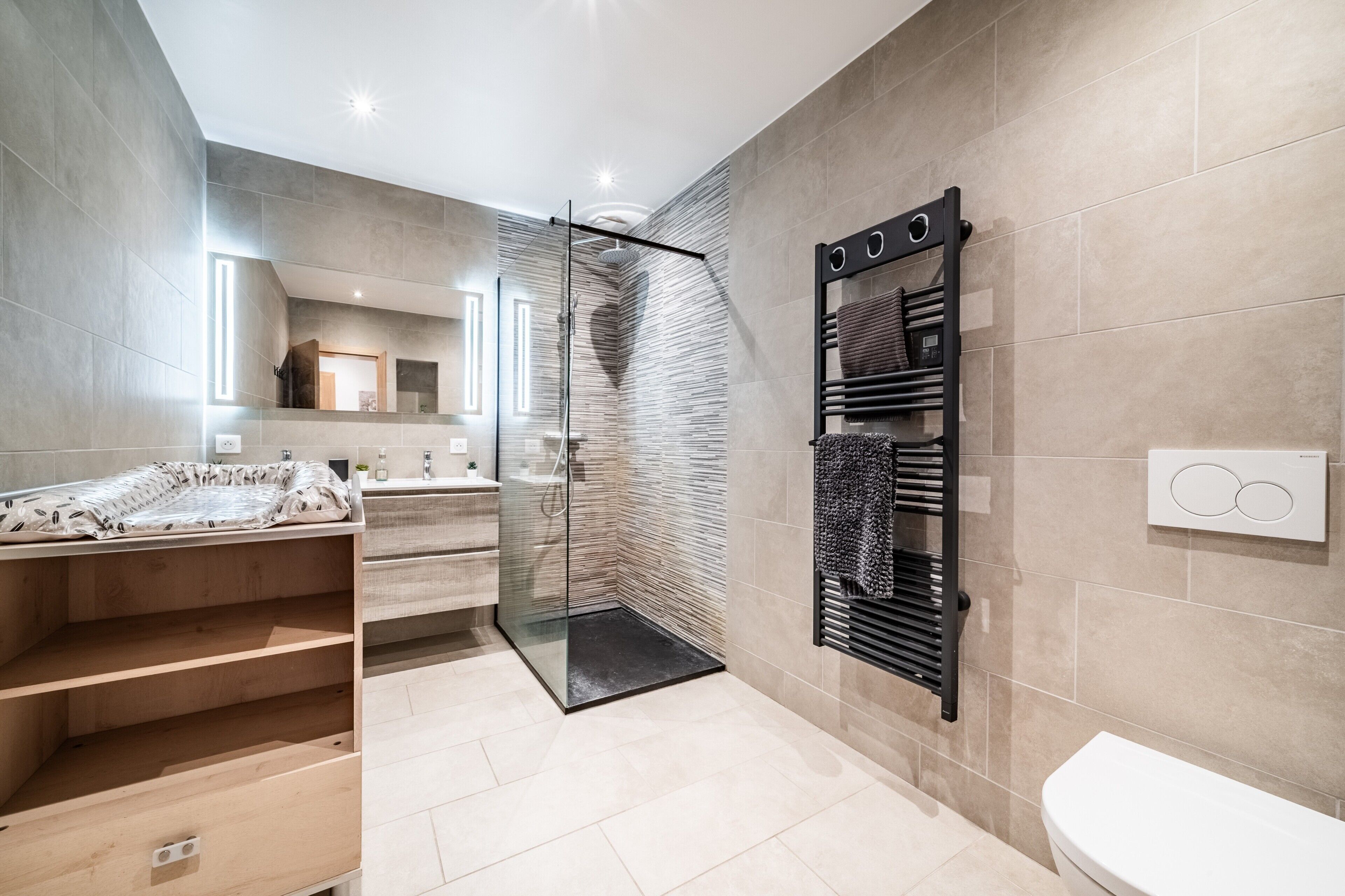 Shower, hair dryer, towels