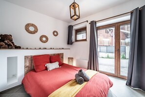 Tabla de planchar con plancha, wifi y ropa de cama