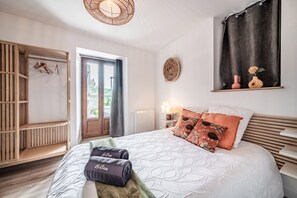 Tabla de planchar con plancha, wifi y ropa de cama 