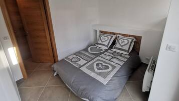 Iron/ironing board, WiFi, bed sheets