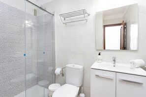 Shower, hair dryer, towels - Apartment Playa de Las Vistas. Los Cristianos (Arona)