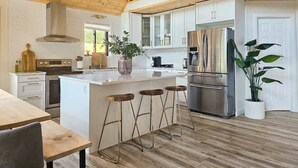 Wasserkocher mit Kaffee-/Teezubehör, Kühlschrank, Mikrowelle, Ofen