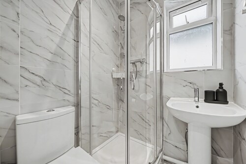 Spacious London Home: Private Parking & Sunny Patio & 7-Min Walk to Rail