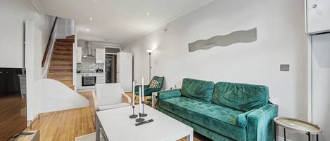 Smart-TV, Bücher, Stereoanlage