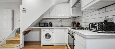 Refrigerador, microondas, horno y parrilla de estufa