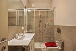Shower, bidet, towels - Bargello 121 Apartment (FIRENZE)