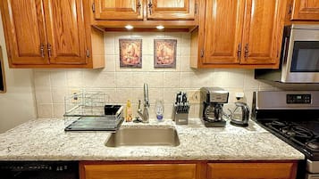 Kylskåp, mikrovågsugn, ugn och spishäll