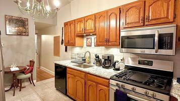 Kjøleskap, mikrobølgeovn, ovn og kokeplater