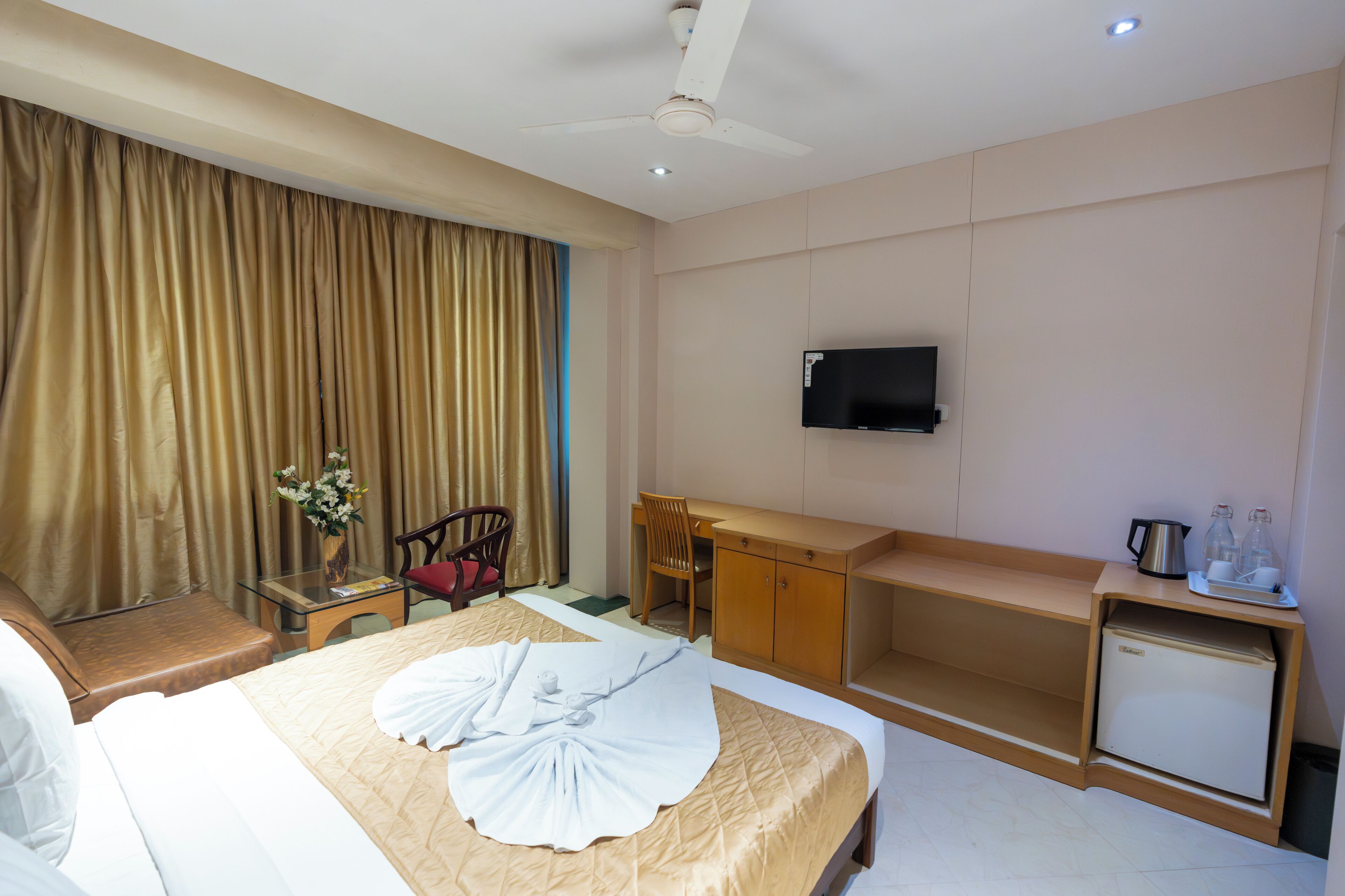 Egyptian cotton sheets, premium bedding, minibar, desk