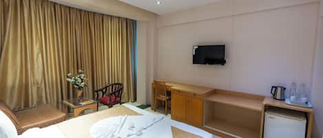 Deluxe Double Room | Egyptian cotton sheets, premium bedding, minibar, desk