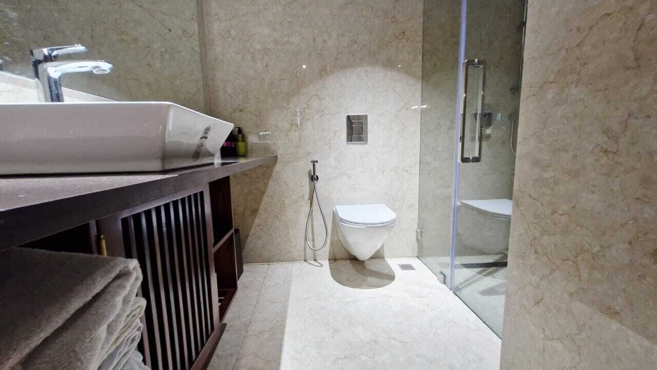 Dusj, hårføner, håndklær og såpe