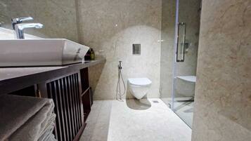 Dusj, hårføner, håndklær og såpe