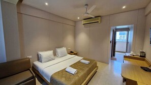 Draps en coton égyptien, literie de qualité supérieure, minibar, bureau