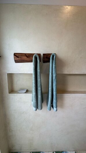 A bathroom with a towel rack holding two towels. - Casa Pindorama com Vista Para o mar em Corumbau (Prado)