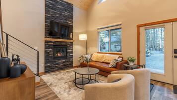 Smart TV, chimenea, futbolito y libros