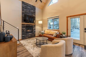 Smart TV, chimenea, futbolito y libros 