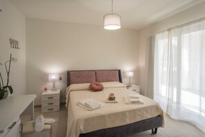 Kamar, 1 Tempat Tidur Double, hot tub | Seprai premium, busa memori, minibar, dan didekorasi berbeda-beda