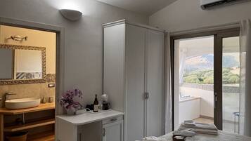 Hochwertige Bettwaren, Betten mit Memory-Foam-Matratzen, Minibar