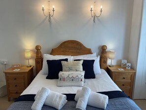 2 bedrooms, individually decorated, individually furnished - Seahorse Cottage (Weymouth)