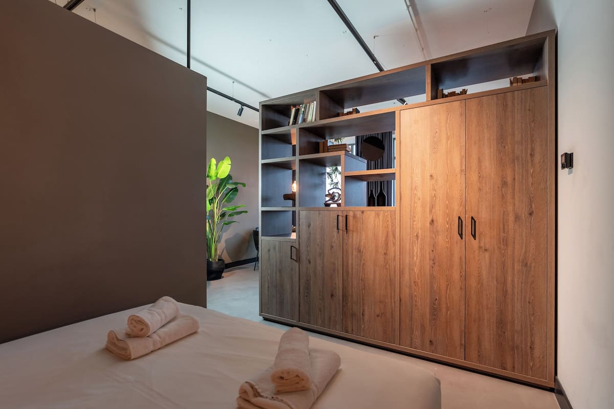 Laptop workspace, blackout drapes, iron/ironing board, free WiFi