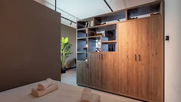 Laptop workspace, blackout curtains, iron/ironing board, free WiFi