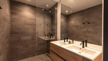 Pancuran mandi, pengering rambut, tuala disediakan, sabun