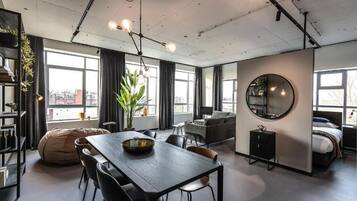 Familie studio | Een laptopwerkplek, verduisterende gordijnen