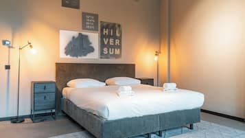 Leilighet | Skrivebord for bærbar PC, blendingsgardiner og strykejern/-brett