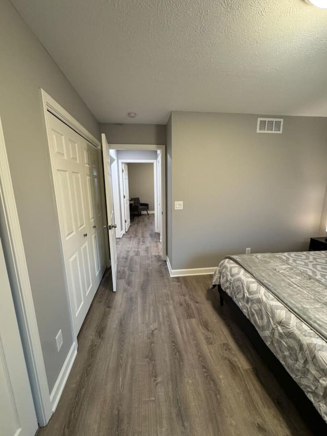 Bureau, fer et planche à repasser, lit parapluie, Wi-Fi