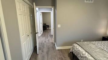 Bureau, fer et planche Ă repasser, lit parapluie, Wi-Fi