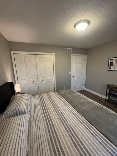 Spacious 2BR Apt (Sleeps 6): 2 KING Beds & Balcony