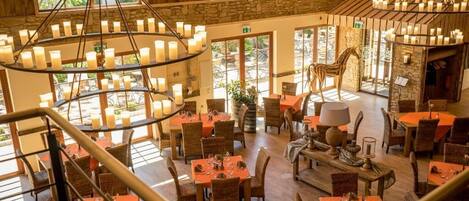 經典雙人房, 無障礙, 花園景 | 用餐區 | 2 間餐廳;供應晚餐