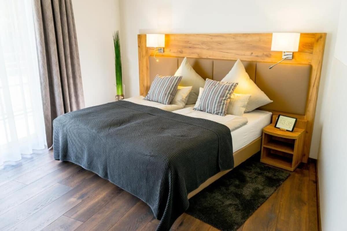 Classic Double Room, Mobility Accessible, Garden View | In-room safe, desk, laptop workspace, soundproofing